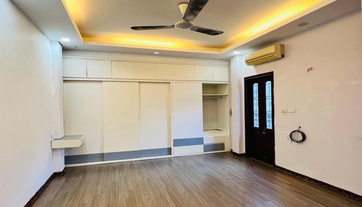 Cho thuê nhà Phố Đông Tác, ở nhóm, gia đình, VP, KD onl 37m2, 5 tầng, 3 ngủ, 15 Triệu